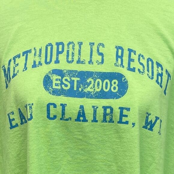 Metropolis Resort Eau Claire WI Mens 2XL Short Sleeve PolyCotton Tee Shirt - Picture 2 of 5